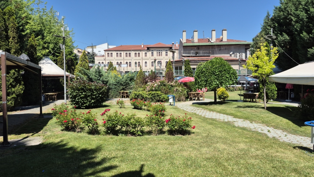 AW738252_05