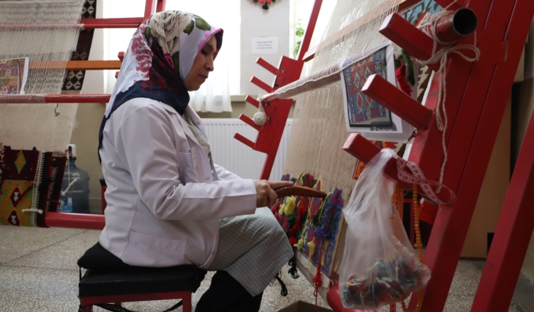 Türkmen gelinlerinin anlatamadığı duygular kilimlerde yaşıyor