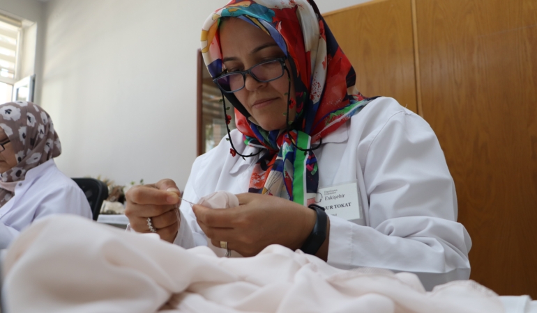Eskişehir’de iğne oyası sanatı yazma kenarından kıyafetlere taşındı