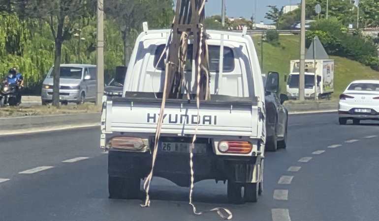 Kamyondan sarkan şeritler trafiği tehlikeye attı