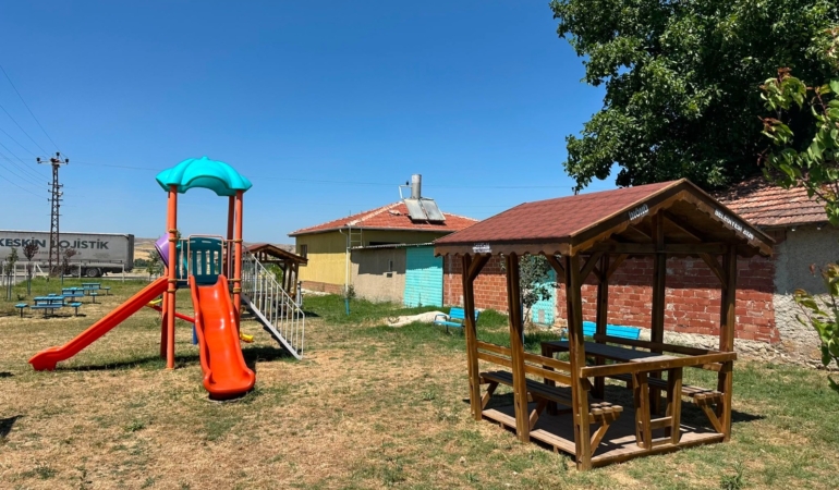 İnönü Belediyesi’nden park ve sosyal alanlara kamelya desteği