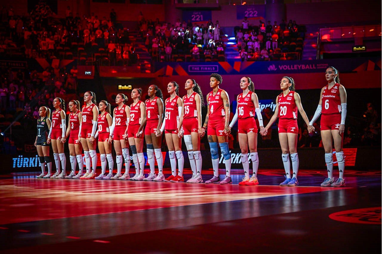A MİLLİ KADIN VOLEYBOL TAKIMI, MİLLETLER LİGİ'NDE FİNALE YÜKSELDİ 2026 VOLEYBOL MİLLETLER LİGİ: TÜRKİYE: 3 - ÇİN: 0