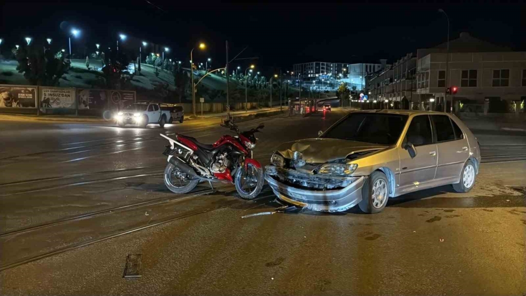 Otomobil ve motosiklet kafa kafaya çarpıştı: 2 yaralı