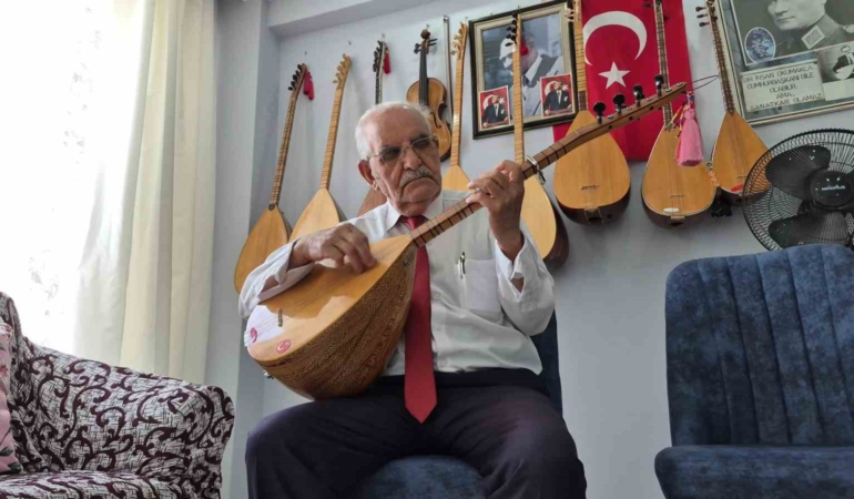 78 yıldır müzikle yaşayan Eskişehirli halk ozanı Arif Çayır