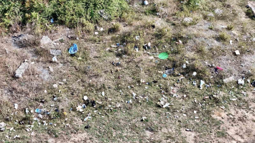 Ormana girişler yasak ama Kızıltepe’yi çöplüğe çevirdiler: Yangın riski havadan görüntülendi