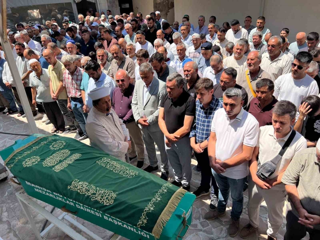 Manisa’daki feci kazada hayatını kaybeden 2 kişi defnedildi