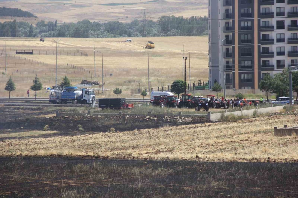Buğday tarlasında yangın çıktı, dumanlar trafik kazasına neden oldu: 1 yaralı