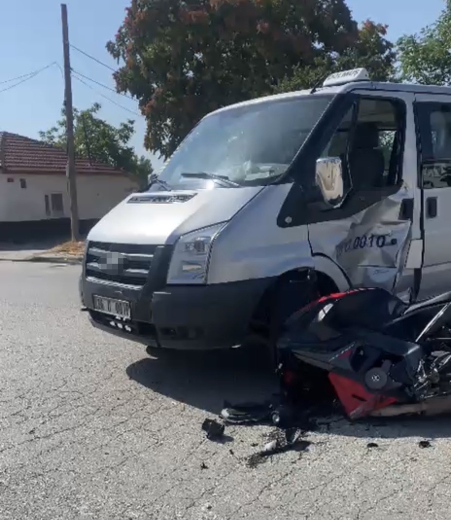 Dolmuşa yandan çarpan motosikletin sürücüsü yaralandı