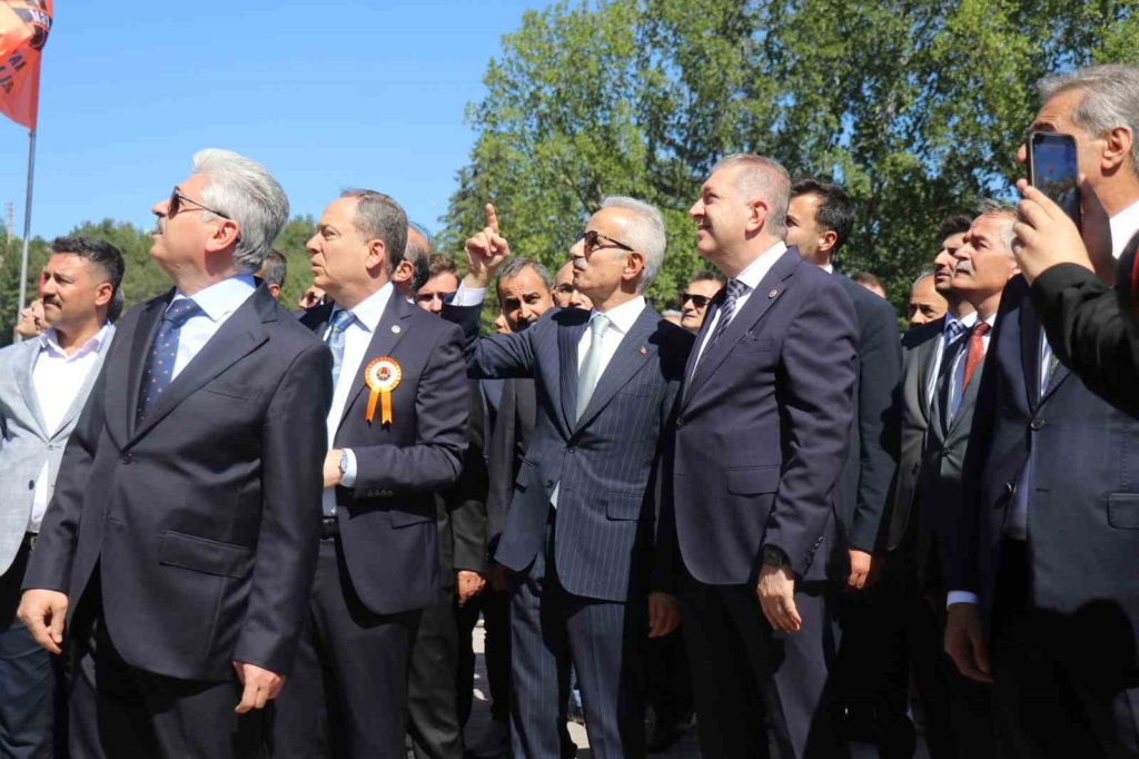 Bakan Uraloğlu: "Ayasofya ile yaşıt 1500 yıllık Sangarios Köprüsü’nü şehrimizin simgesi olarak yeniden canlandırdık"