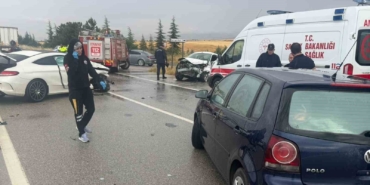 Eskişehir’de yağmur sonrası 3 aracın karıştığı trafik kazası, 2’si ağır 6 yaralı