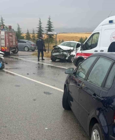 Eskişehir’de yağmur sonrası 3 aracın karıştığı trafik kazası, 2’si ağır 6 yaralı