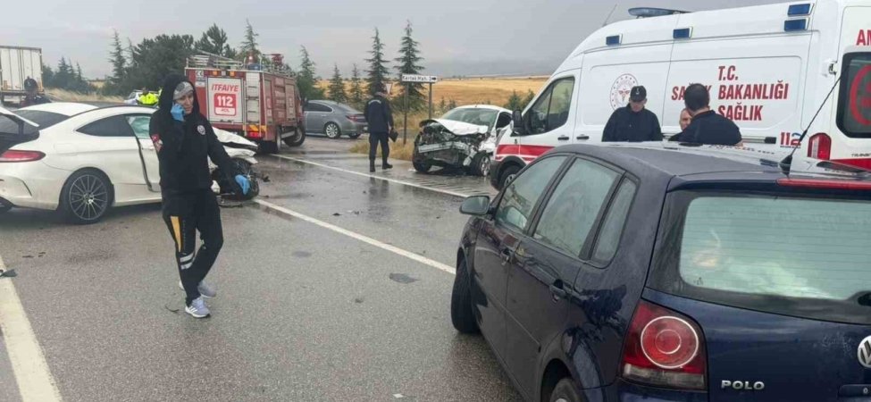 Eskişehir’de yağmur sonrası 3 aracın karıştığı trafik kazası, 2’si ağır 6 yaralı