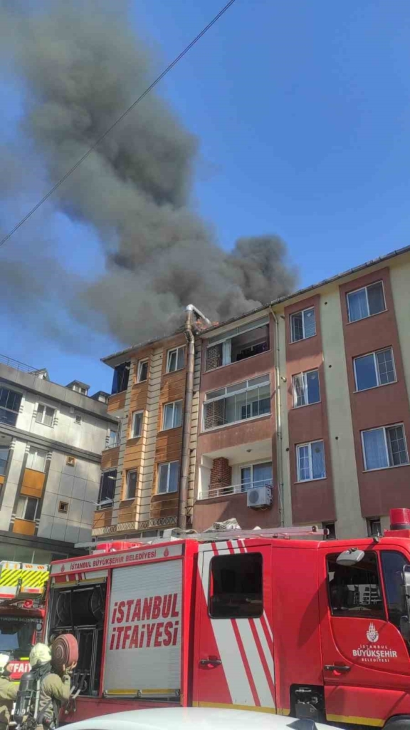 Eyüpsultan’da fırının havalandırma borusunda çıkan yangın çatıya sıçradı