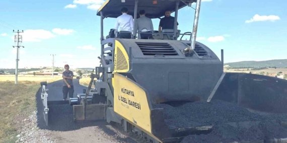 Aslanapa’da sıcak asfalt yol çalışması yerinde incelendi