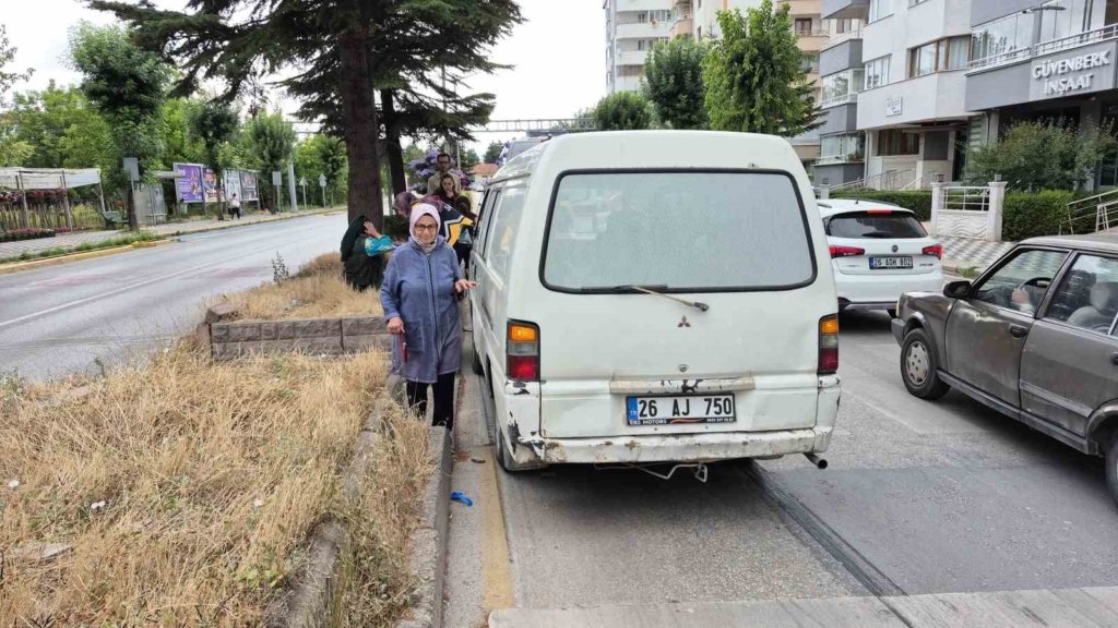 Yaya geçidinde duramayan minibüs, anneanne ve torununa çarptı