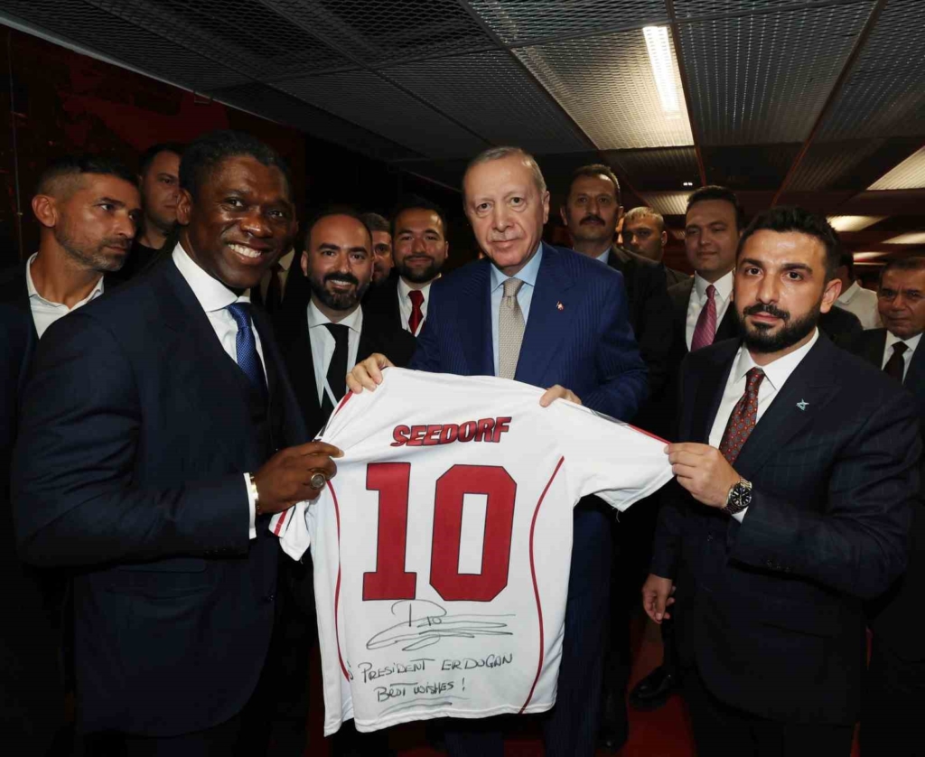 Cumhurbaşkanı Erdoğan: "Gençlerimizin en iyi şekilde yetişmeniz için tüm gücümüzle çalışıyoruz"