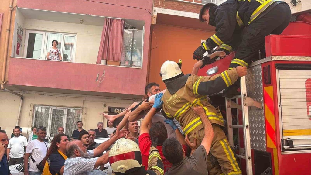 Engelli çocuk itfaiye ekiplerince yangından kurtarıldı