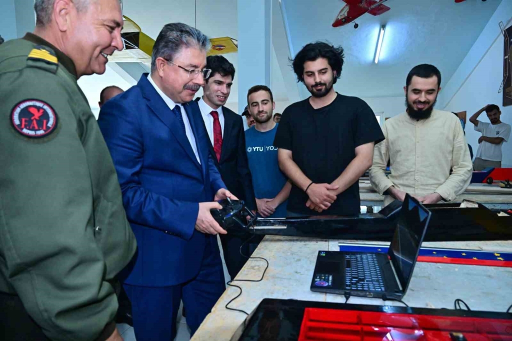 İHA yarışmalarında görev alacak pilotların eğitim gördüğü merkeze Vali Yılmaz’dan ziyaret