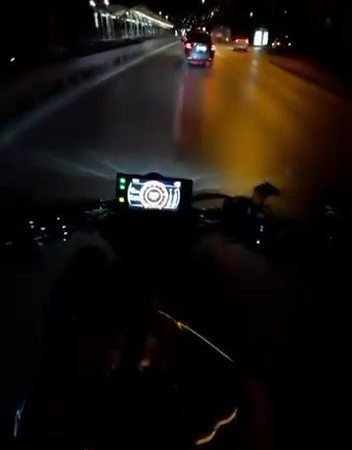 Sollamak isterken otomobile çarptı: Motosikletteki 2 kişi ölümden döndü