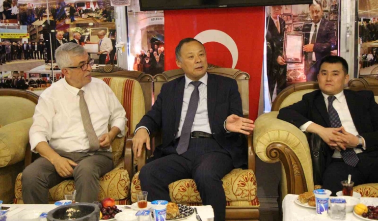 Büyükelçi Kazakbayev: "Kırgızistan ile Türkiye arasındaki ticaret hacmi hedefi 5 milyar dolar^"