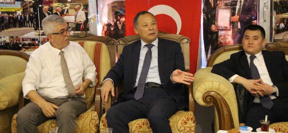 Büyükelçi Kazakbayev: "Kırgızistan ile Türkiye arasındaki ticaret hacmi hedefi 5 milyar dolar^"