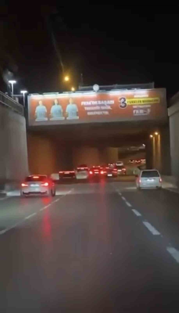 Bursa’da lüks otomobil kazaya karıştı, sürücü kaçtı