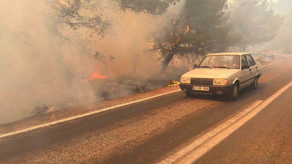 Balıkesir’deki yangın Bergama sınırına ulaştı, gazeteciler alevler arasından zor kurtuldu