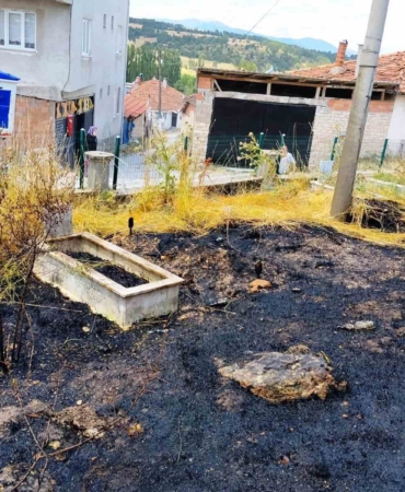Emet’te mezarlıkta çıkan yangında 10 kabir zarar gördü