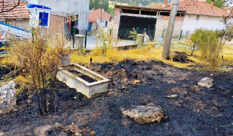 Emet’te mezarlıkta çıkan yangında 10 kabir zarar gördü