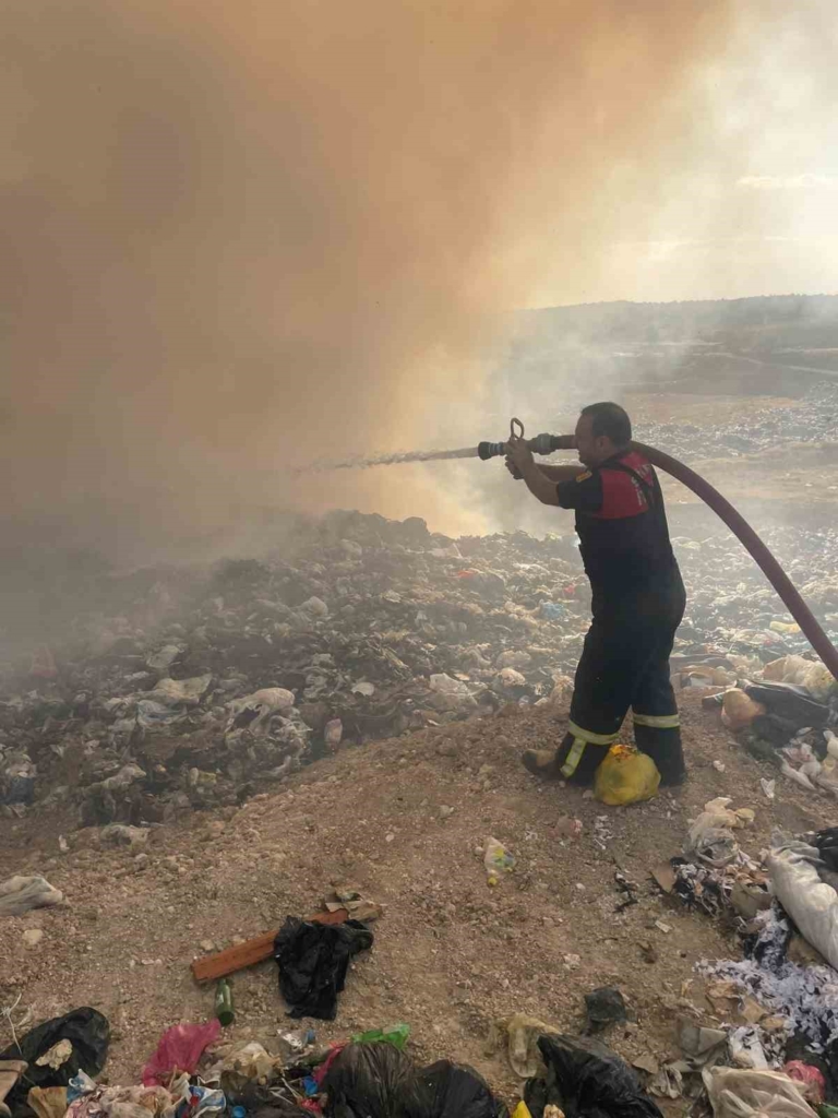 Siirt’te katı atık depolama sahasındaki yangın 5 saatte kontrol altına alındı