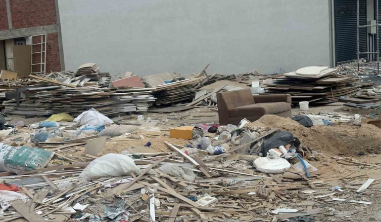Baksan Sanayi Sitesi’nde biriken atıklar çevrede büyük rahatsızlık oluşturuyor