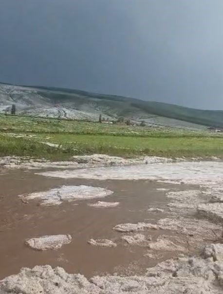 Dağlar beyaza büründü, yol ulaşıma kapandı