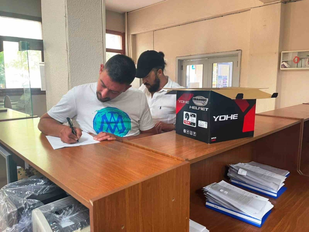 Emet’te bitkin halde bulunan yavru kirpi koruma altına alındı