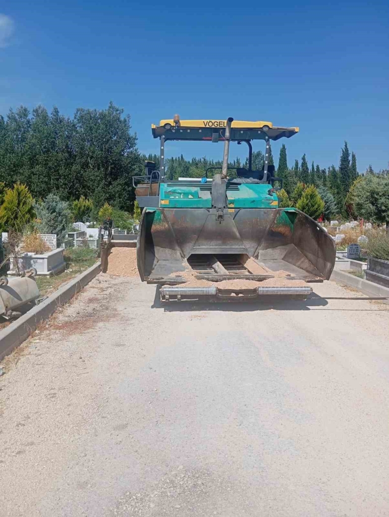 Hamitler Kent Mezarlığı’ndaki ara yollara soğuk asfalt atılıyor