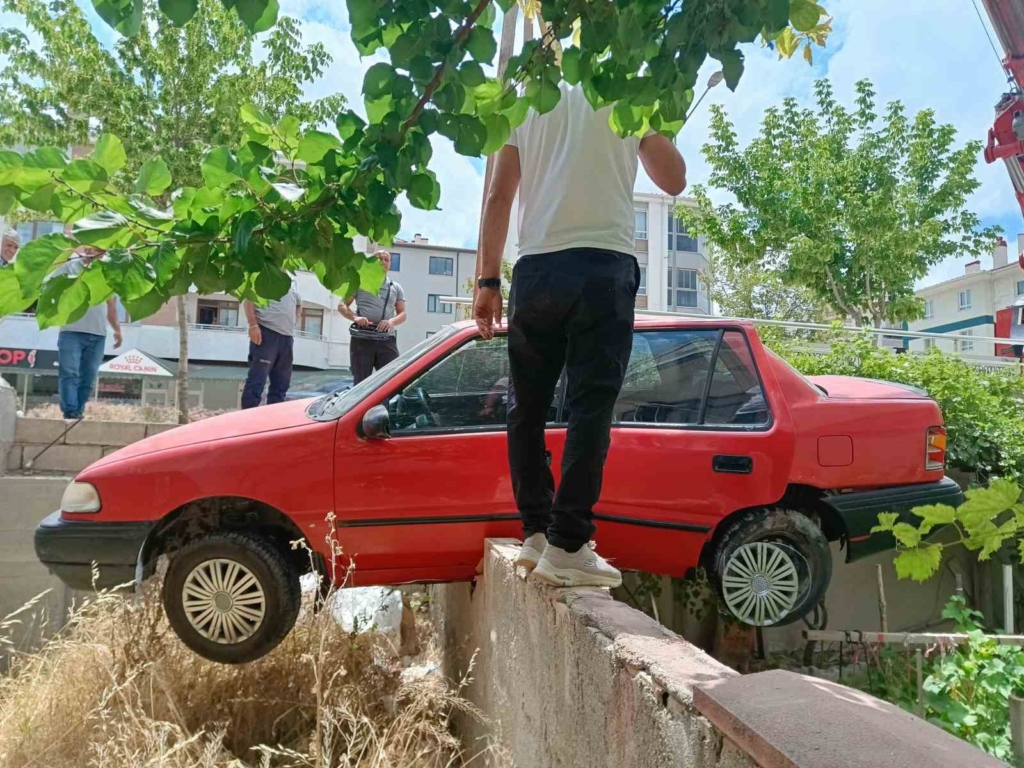 Yola dökülen zeytinyağı nedeniyle kontrolden çıkan araç bahçeye uçtu