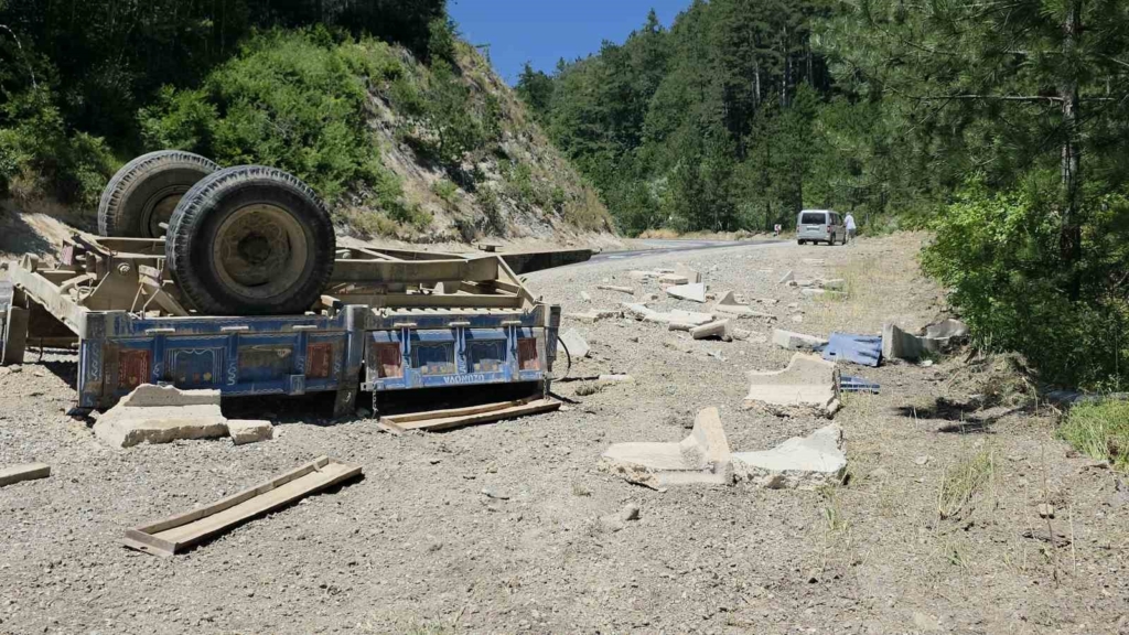 Domaniç’te beton parçaları yüklü traktör vadiye yuvarlandı, sürücüsü yaralandı