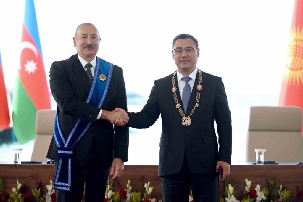 Kırgızistan Cumhurbaşkanı Caparov’dan Aliyev’e birinci derece "Manas" Nişanı