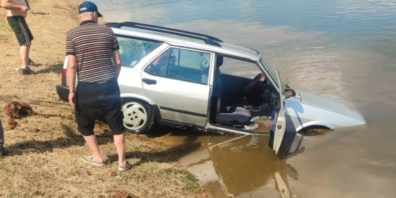 Baraja uçan otomobili 5 metre derinliğe dalıp çıkardı