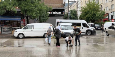 Kamyonetin arka kapağı açılınca karpuzlar yola saçıldı