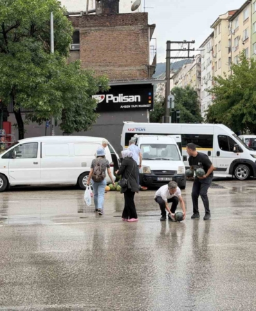 Kamyonetin arka kapağı açılınca karpuzlar yola saçıldı