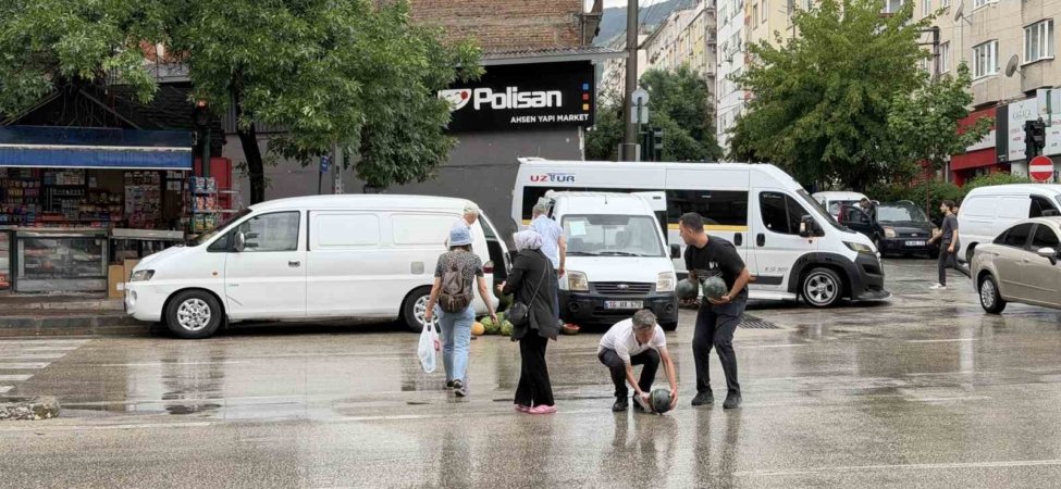 Kamyonetin arka kapağı açılınca karpuzlar yola saçıldı