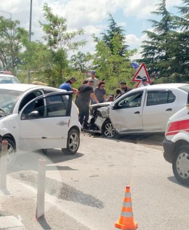 Eskişehir’de kafa kafaya çarpışan araçlar hurdaya döndü