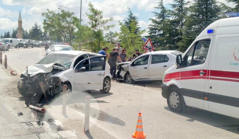 Eskişehir’de kafa kafaya çarpışan araçlar hurdaya döndü