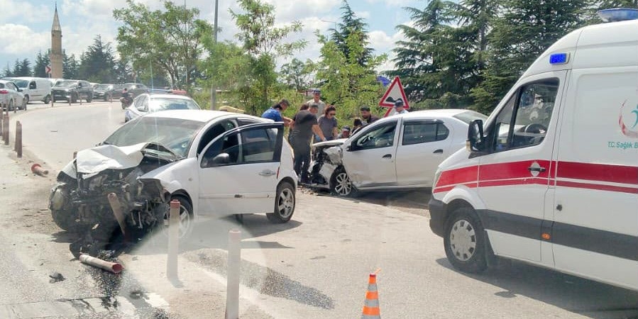 Eskişehir’de kafa kafaya çarpışan araçlar hurdaya döndü