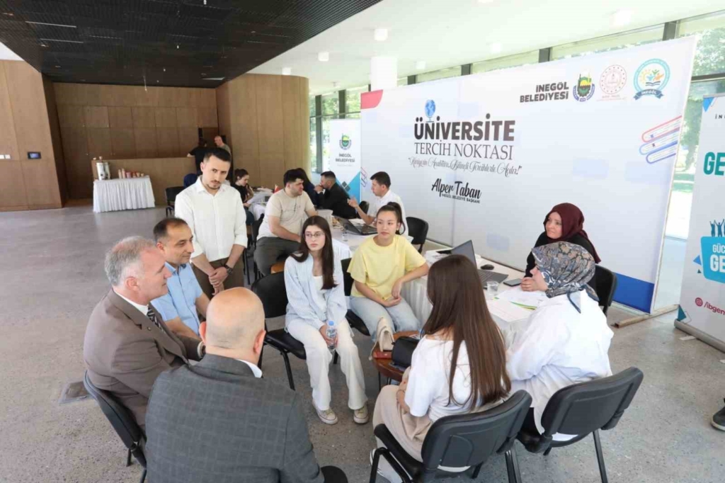 İnegöl Belediyesi tercih sürecinde de öğrencilerin yanında