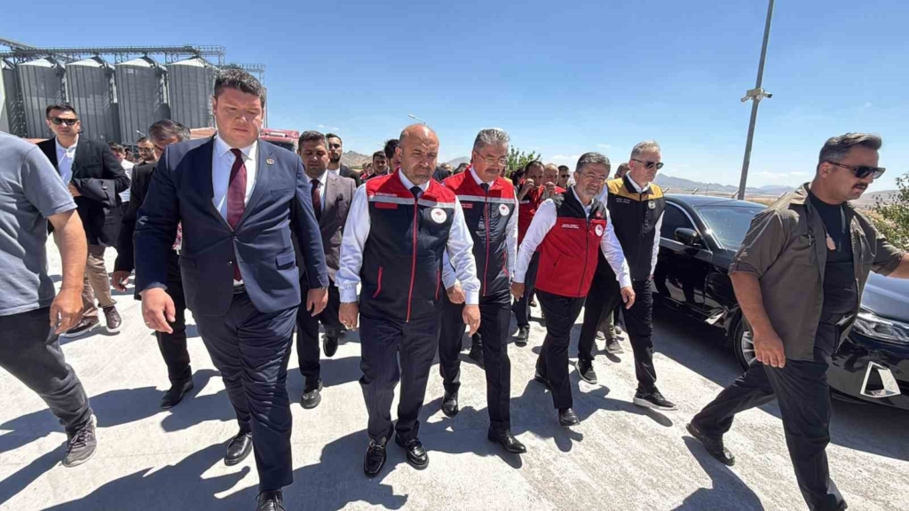 Bakan Yumaklı: "Bitkisel üretimde Cumhuriyet tarihimizin rekorunu bekliyorum"