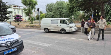 Yaya geçidinde duramayan minibüs, anneanne ve torununa çarptı