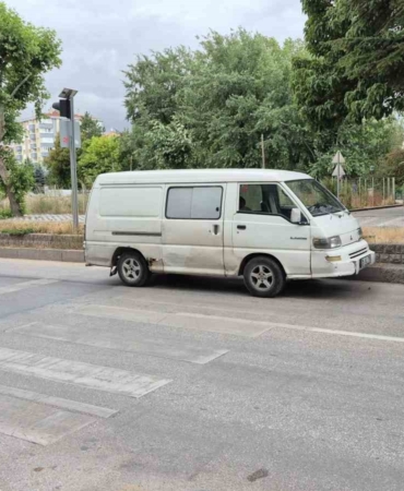 Yaya geçidinde duramayan minibüs, anneanne ve torununa çarptı