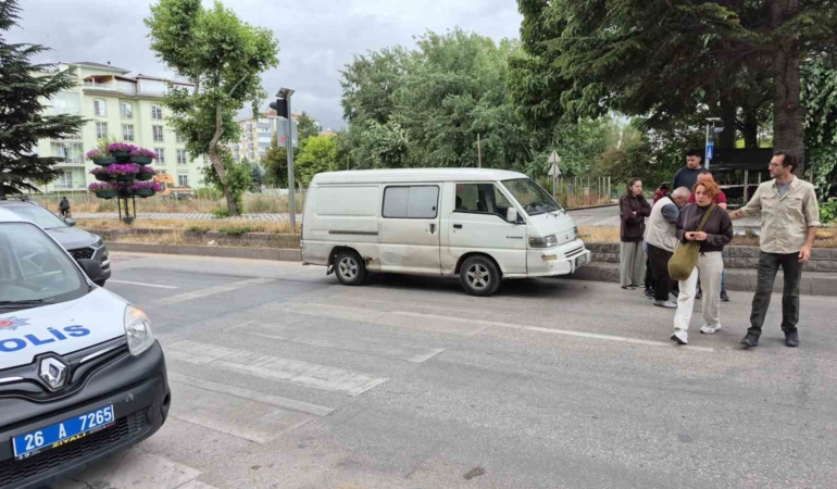 Yaya geçidinde duramayan minibüs, anneanne ve torununa çarptı