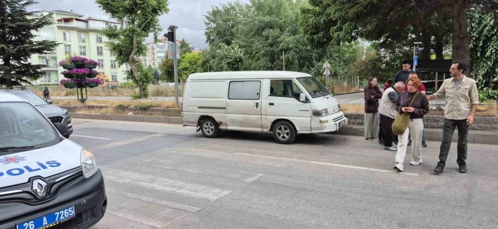 Yaya geçidinde duramayan minibüs, anneanne ve torununa çarptı
